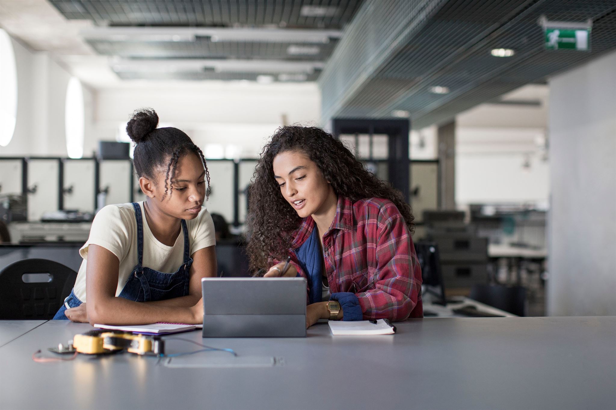 Adulto-trabajando-con-alumno