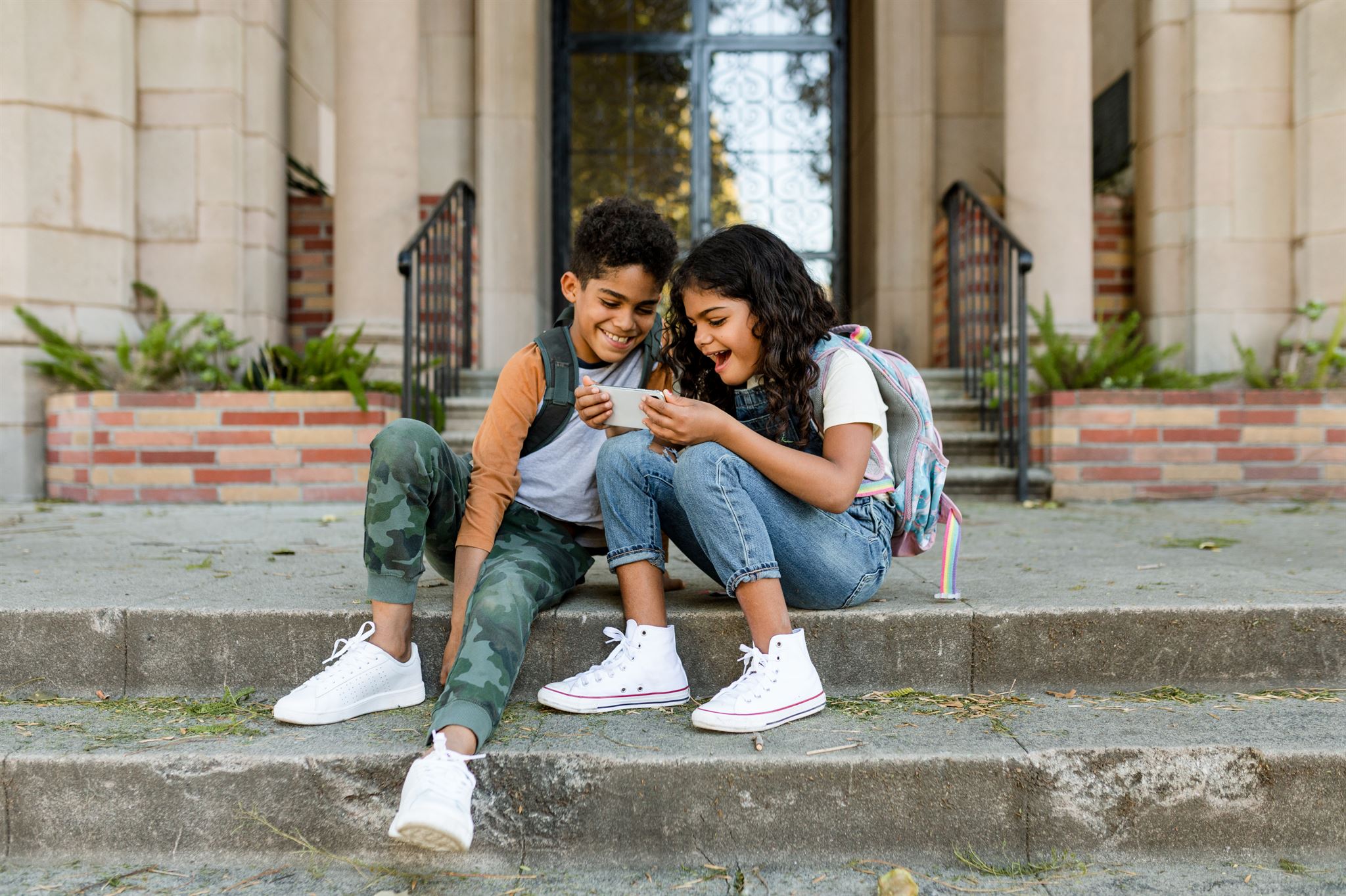 Dos-niños-con-smartphone