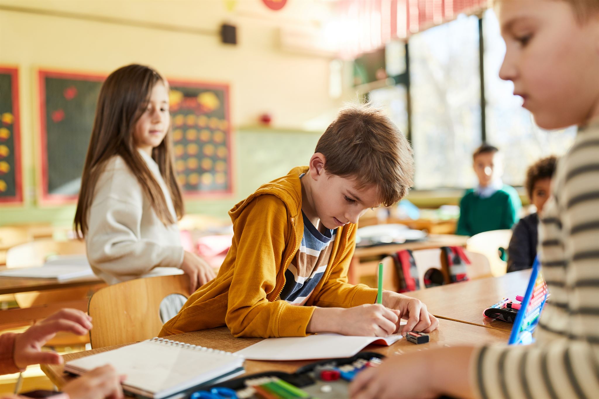 Niño-escribiendo-en-el-aula