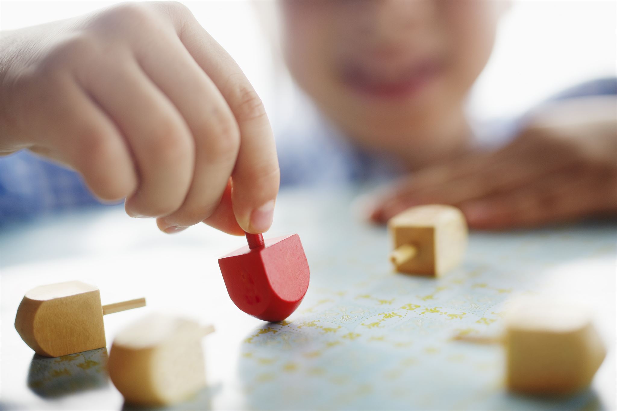 Niño-jugando-con-dreidels